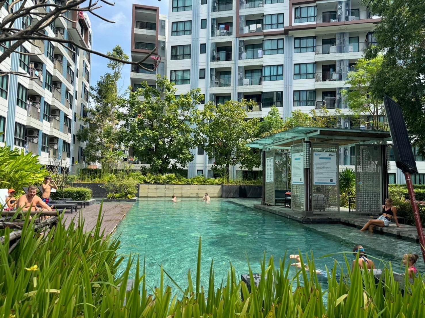 Centrio Floor With Pool And Garden View