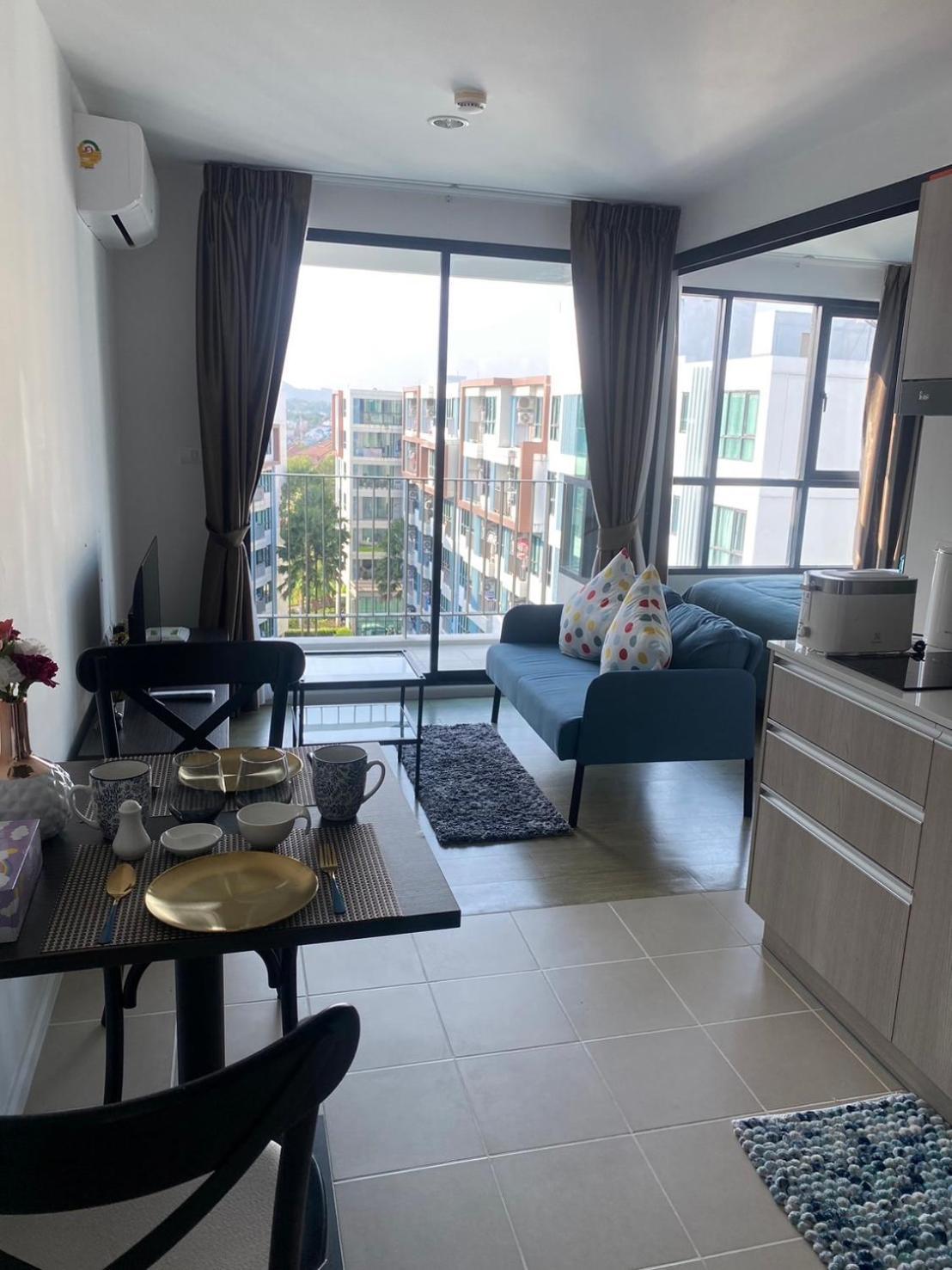 Centrio Floor With Pool And Garden View